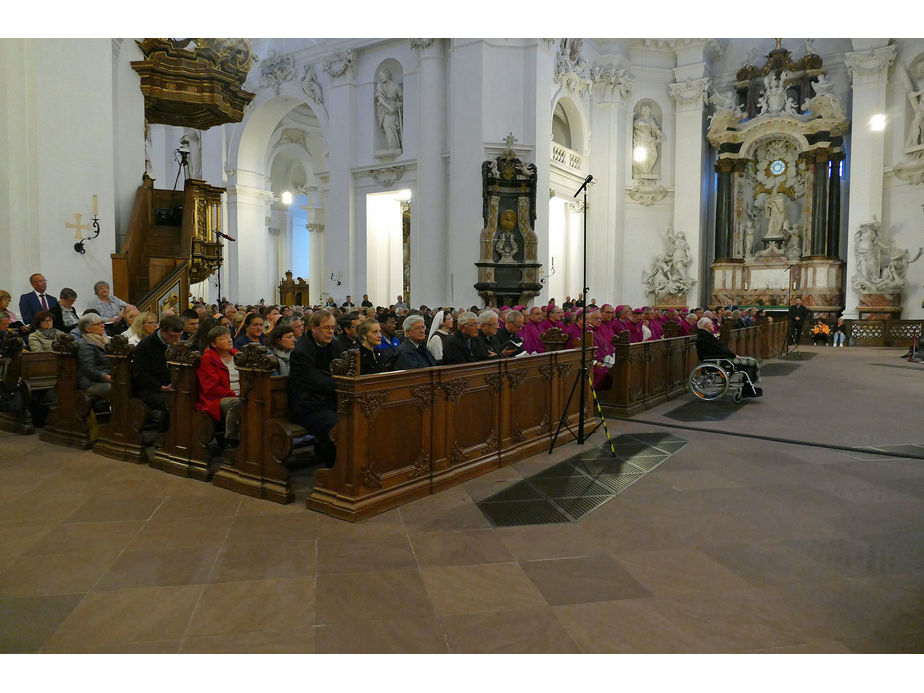 Abschlussvesper der Bischofskonferenz mit Austeilung des Bonifatiussegens (Foto: Karl-Franz Thiede)